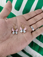Cargar imagen en el visor de la galería, Pendientes Mariposa Rosa Y Blanca
