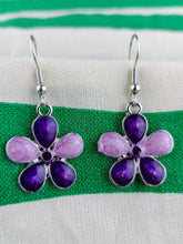 Cargar imagen en el visor de la galería, Pendientes Flores Moradas Esmaltadas
