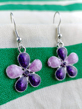 Cargar imagen en el visor de la galería, Pendientes Flores Moradas Esmaltadas
