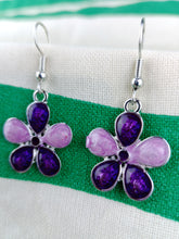 Cargar imagen en el visor de la galería, Pendientes Flores Moradas Esmaltadas
