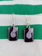 Cargar imagen en el visor de la galería, Pendientes Gaudi Cuadrado con Espiral Granate
