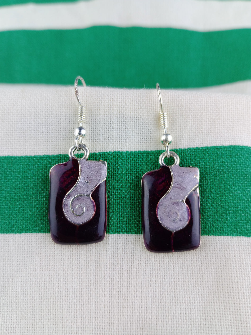 Pendientes Gaudi Cuadrado con Espiral Granate