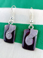 Cargar imagen en el visor de la galería, Pendientes Gaudi Cuadrado con Espiral Granate
