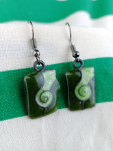 Cargar imagen en el visor de la galería, Pendientes Gaudi Cuadrado con Espiral Verde

