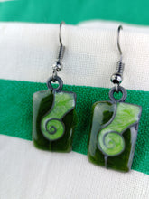 Cargar imagen en el visor de la galería, Pendientes Gaudi Cuadrado con Espiral Verde
