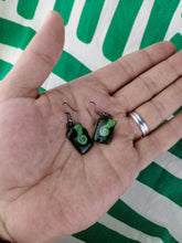 Cargar imagen en el visor de la galería, Pendientes Gaudi Cuadrado con Espiral Verde
