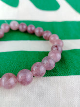 Cargar imagen en el visor de la galería, Pulsera Elástica Lepidolita 8 mm
