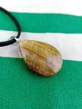 Cargar imagen en el visor de la galería, Colgante Ojo de Tigre Lagrima Mod. 1
