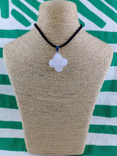 Cargar imagen en el visor de la galería, Colgante Trebol Suerte 4 Hojas Cuarzo Rosa
