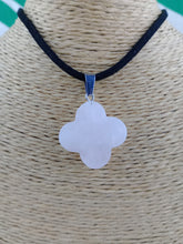 Cargar imagen en el visor de la galería, Colgante Trebol Suerte 4 Hojas Cuarzo Rosa
