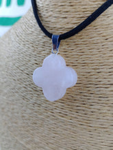 Cargar imagen en el visor de la galería, Colgante Trebol Suerte 4 Hojas Cuarzo Rosa
