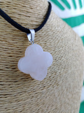 Cargar imagen en el visor de la galería, Colgante Trebol Suerte 4 Hojas Cuarzo Rosa
