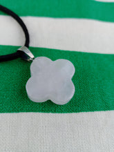 Cargar imagen en el visor de la galería, Colgante Trebol Suerte 4 Hojas Cuarzo Rosa
