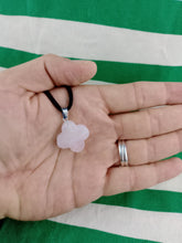 Cargar imagen en el visor de la galería, Colgante Trebol Suerte 4 Hojas Cuarzo Rosa
