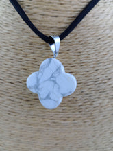 Cargar imagen en el visor de la galería, Colgante Trebol Suerte 4 Hojas Howlita
