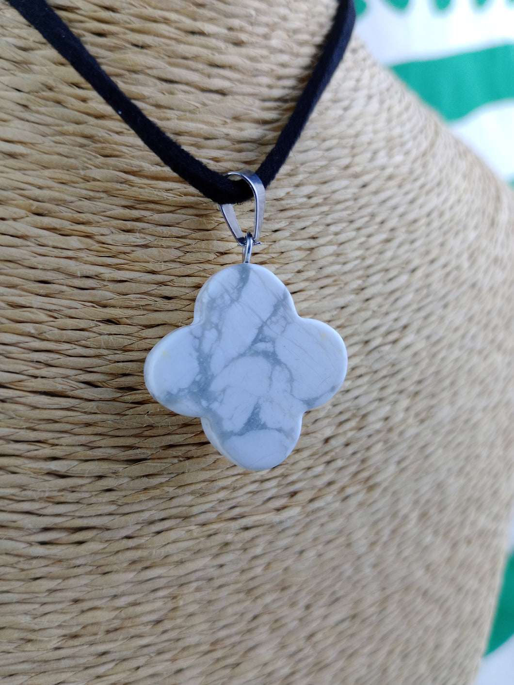 Colgante Trebol Suerte 4 Hojas Howlita