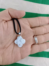 Cargar imagen en el visor de la galería, Colgante Trebol Suerte 4 Hojas Howlita
