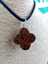 Cargar imagen en el visor de la galería, Colgante Trebol Suerte 4 Hojas Obsidiana Caoba
