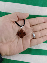 Cargar imagen en el visor de la galería, Colgante Trebol Suerte 4 Hojas Obsidiana Caoba
