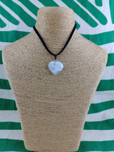 Cargar imagen en el visor de la galería, Colgante Corazon de Howlita

