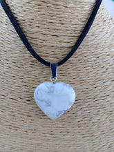 Cargar imagen en el visor de la galería, Colgante Corazon de Howlita

