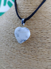 Cargar imagen en el visor de la galería, Colgante Corazon de Howlita
