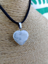 Cargar imagen en el visor de la galería, Colgante Corazon de Howlita
