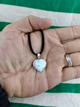 Cargar imagen en el visor de la galería, Colgante Corazon de Howlita
