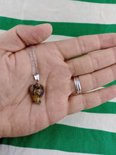 Cargar imagen en el visor de la galería, Colgante Angel De Ojo de Tigre Pequeño
