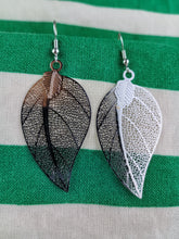 Cargar imagen en el visor de la galería, Pendientes Hojas Plateadas (Muy ligeros)
