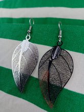 Cargar imagen en el visor de la galería, Pendientes Hojas Plateadas (Muy ligeros)
