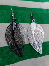 Cargar imagen en el visor de la galería, Pendientes Hojas Plateadas (Muy ligeros)
