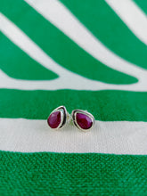 Cargar imagen en el visor de la galería, Pendientes Pin Rubi Lagrima Plata
