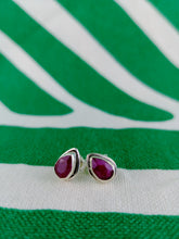 Cargar imagen en el visor de la galería, Pendientes Pin Rubi Lagrima Plata
