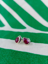 Cargar imagen en el visor de la galería, Pendientes Pin Rubi Lagrima Plata
