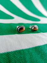 Cargar imagen en el visor de la galería, Pendientes Pin Oval Ojo de Tigre Plata
