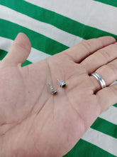 Cargar imagen en el visor de la galería, Pendientes Pin Esmeralda Plata
