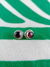 Cargar imagen en el visor de la galería, Pendientes Pin Granate Plata
