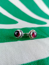 Cargar imagen en el visor de la galería, Pendientes Pin Granate Plata
