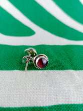 Cargar imagen en el visor de la galería, Pendientes Pin Granate Plata

