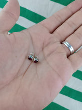 Cargar imagen en el visor de la galería, Pendientes Pin Granate Plata

