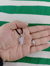 Cargar imagen en el visor de la galería, Colgante Angel De Cuarzo Rosa Mini
