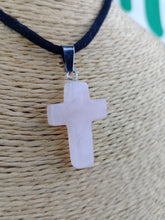Cargar imagen en el visor de la galería, Colgante Cruz Cuarzo Rosa
