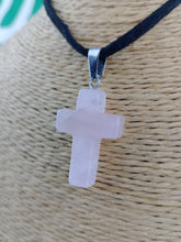 Cargar imagen en el visor de la galería, Colgante Cruz Cuarzo Rosa
