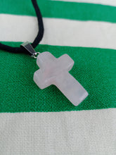 Cargar imagen en el visor de la galería, Colgante Cruz Cuarzo Rosa
