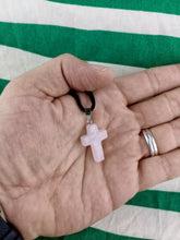 Cargar imagen en el visor de la galería, Colgante Cruz Cuarzo Rosa
