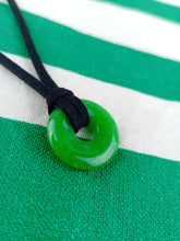 Cargar imagen en el visor de la galería, Colgante Mini Donut Jade Verde
