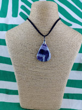 Cargar imagen en el visor de la galería, Colgante Amatista Bandeada Mod 4
