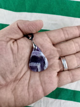 Cargar imagen en el visor de la galería, Colgante Amatista Bandeada Mod 4
