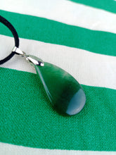 Cargar imagen en el visor de la galería, Colgante Jade Verde Mod. 3
